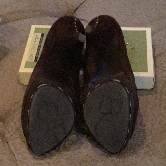 BCBG Generation brown suede platform,peep toe heel with contrast stitching - Picture 5 of 5